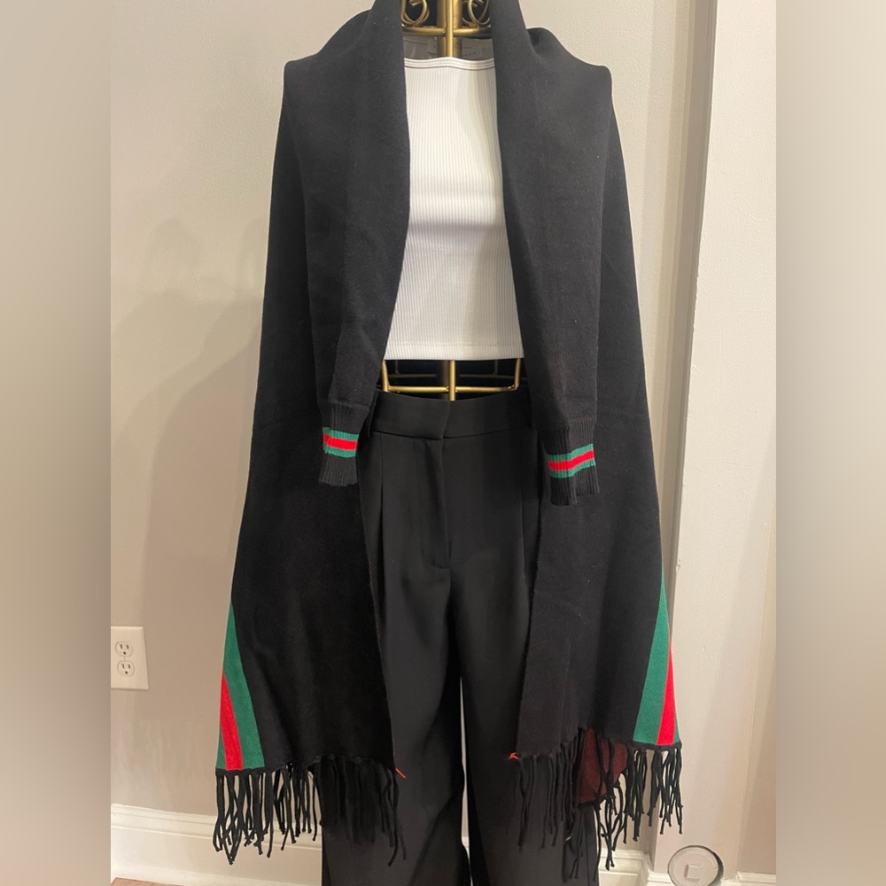 ✨NWOT✨ Gucci Print Shawl Cape with Arm Sleeves Black Red Green Stripes 🖤❤️💚